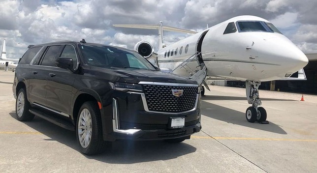 Private airport chauffeur service in Miami for VIP travelers and executives by Mundi Limos