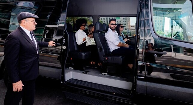 Specialized road show chauffeur service in Miami for business professionals and executive tours by Mundi Limos